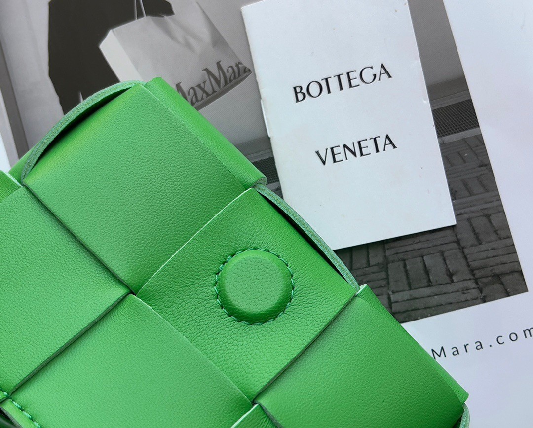 bo*te*ga Ve*ne*ta candy cassette bag in parakeet lambskin