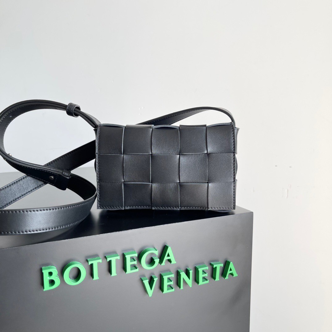 bo*te*ga Ve*ne*ta small cassette bag in black intrecciato lambskin