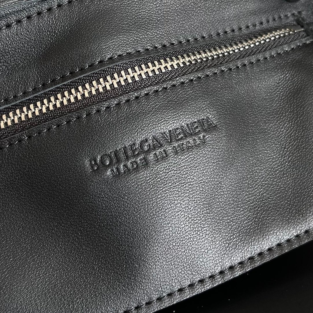 bo*te*ga Ve*ne*ta small cassette bag in black intrecciato lambskin