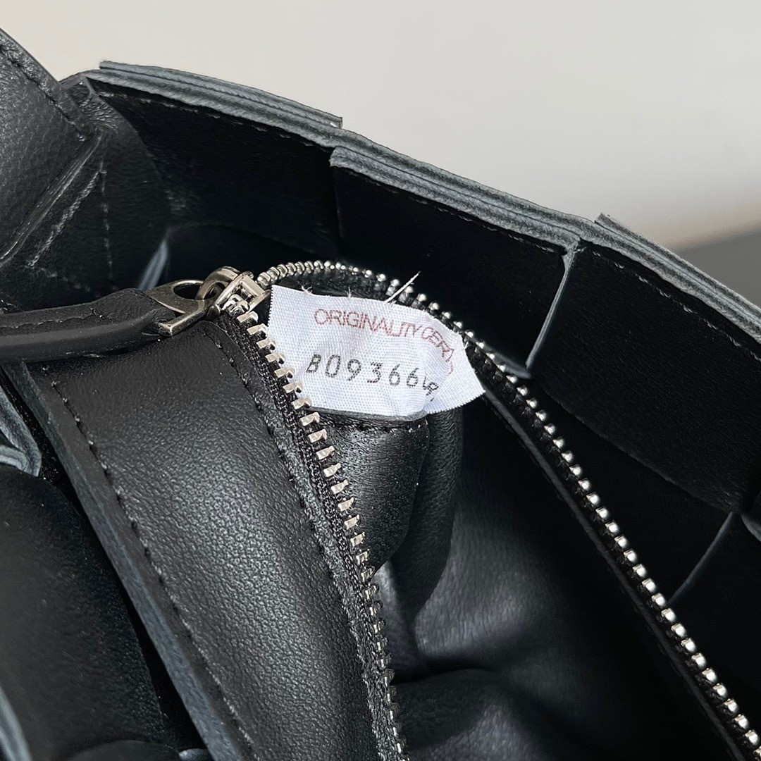 bo*te*ga Ve*ne*ta small cassette bag in black intrecciato lambskin