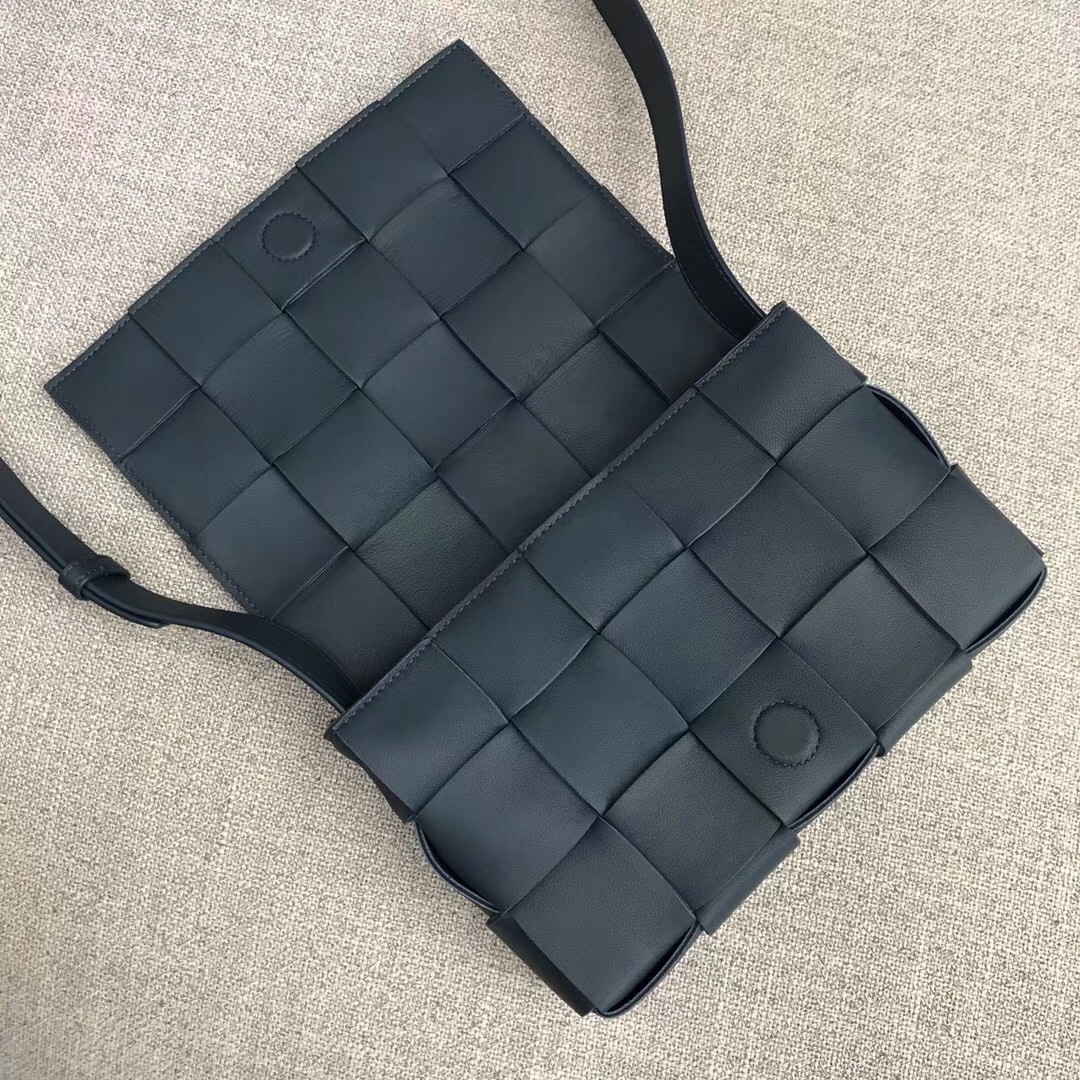 bo*te*ga Ve*ne*ta cassette bag in dark blue lambskin