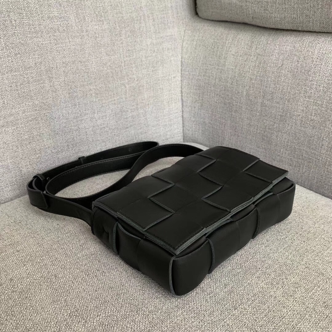 bo*te*ga Ve*ne*ta cassette bag in black lambskin