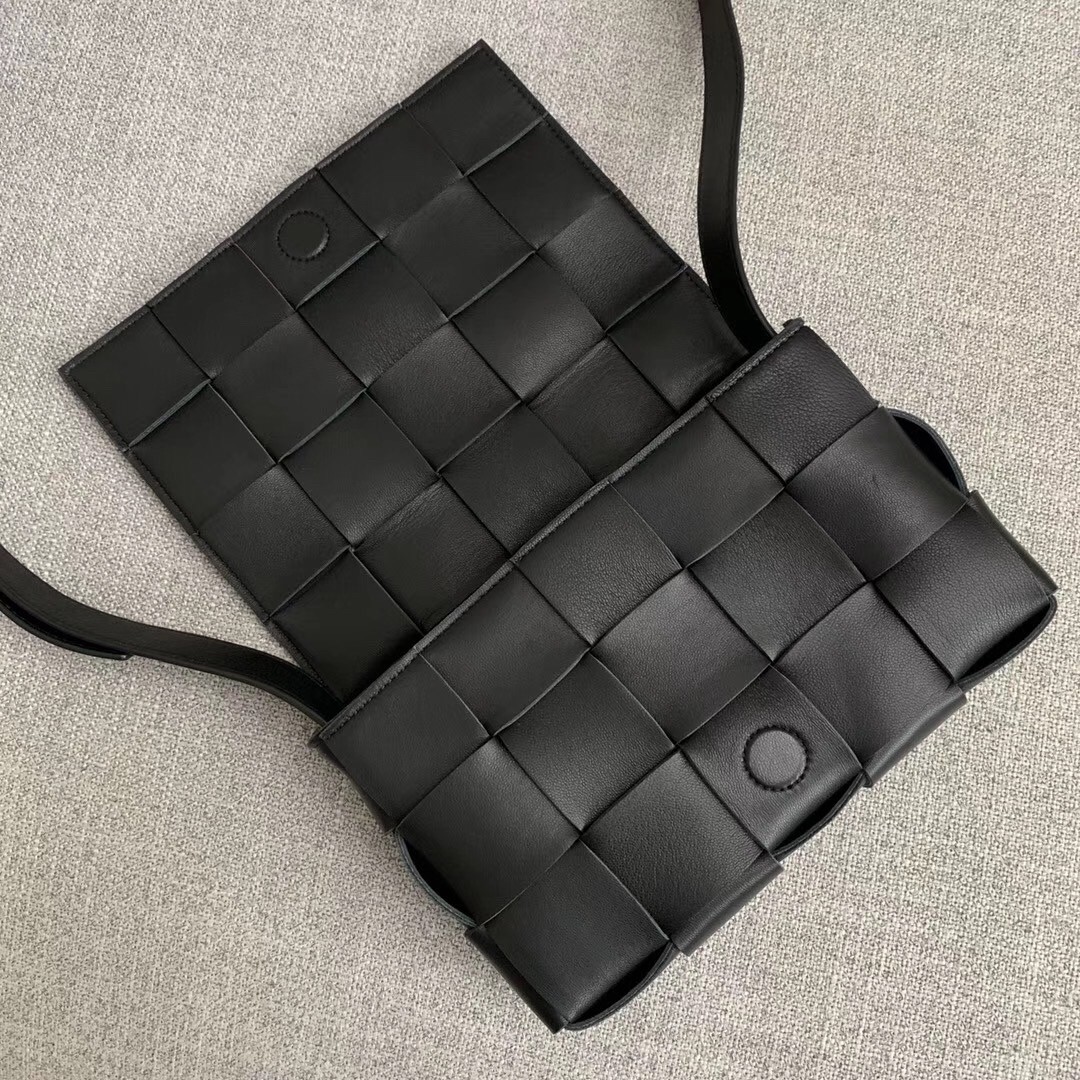bo*te*ga Ve*ne*ta cassette bag in black lambskin