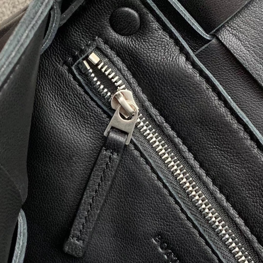 bo*te*ga Ve*ne*ta cassette bag in black lambskin