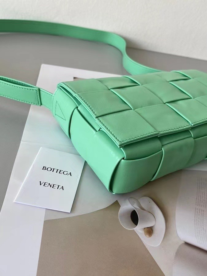bo*te*ga Ve*ne*ta cassett bag in fountain wrinkled calfskin