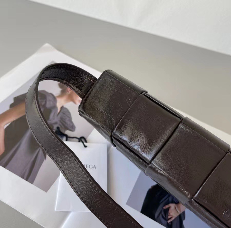 bo*te*ga Ve*ne*ta cassett bag in fondant wrinkled calfskin