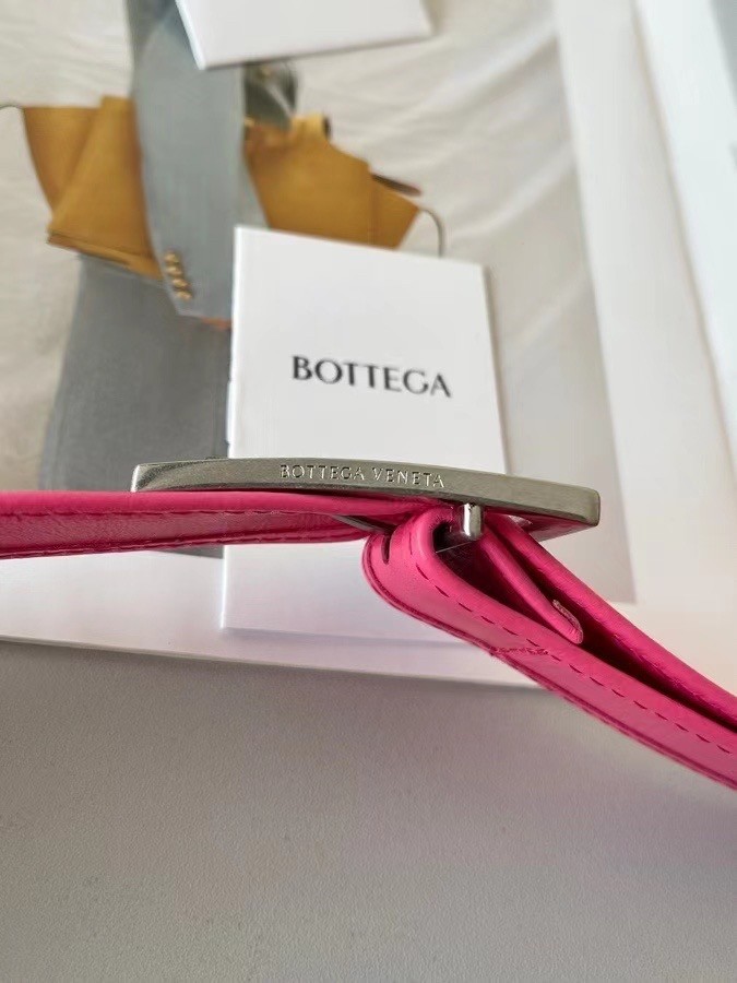bo*te*ga Ve*ne*ta cassett bag in lollipop wrinkled calfskin