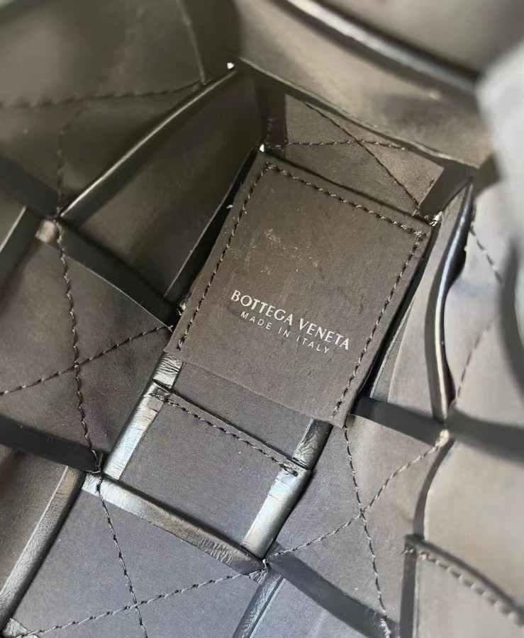 bo*te*ga Ve*ne*ta cassett bag in black wrinkled calfskin