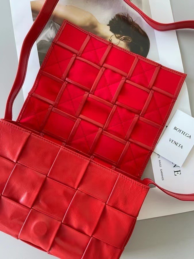 bo*te*ga Ve*ne*ta cassett bag in red wrinkled calfskin