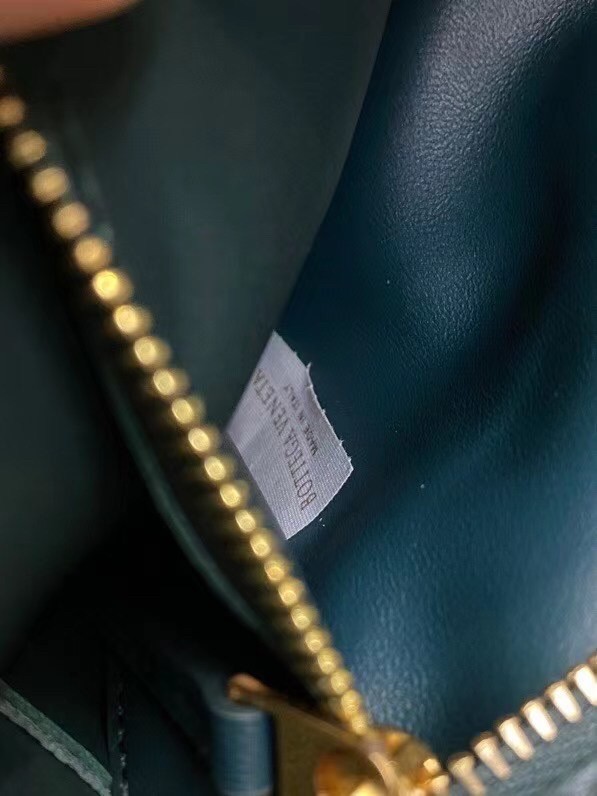 bo*te*ga Ve*ne*ta cassette bag in green grained leather