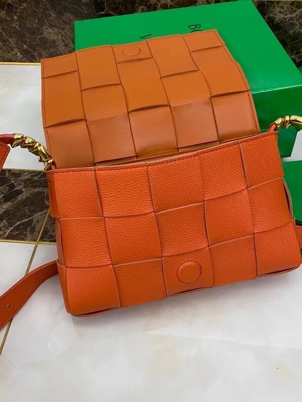 bo*te*ga Ve*ne*ta cassette bag in maple grained leather