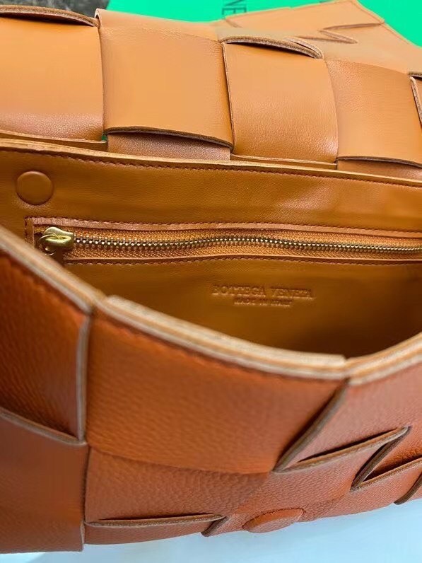 bo*te*ga Ve*ne*ta cassette bag in maple grained leather