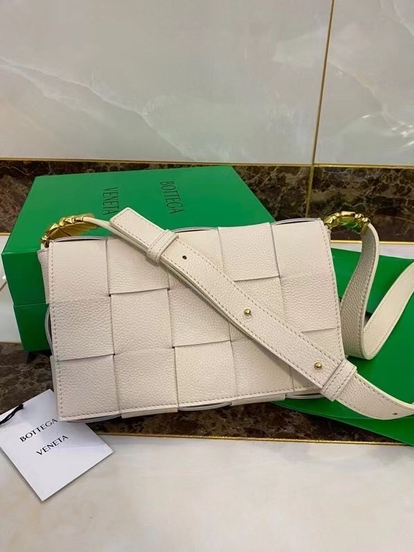 bo*te*ga Ve*ne*ta cassette bag in white grained leather