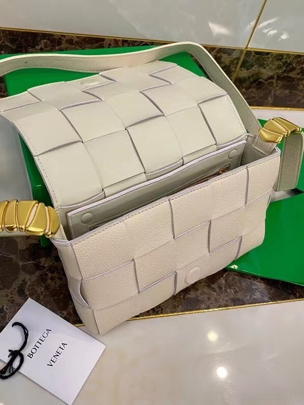 bo*te*ga Ve*ne*ta cassette bag in white grained leather
