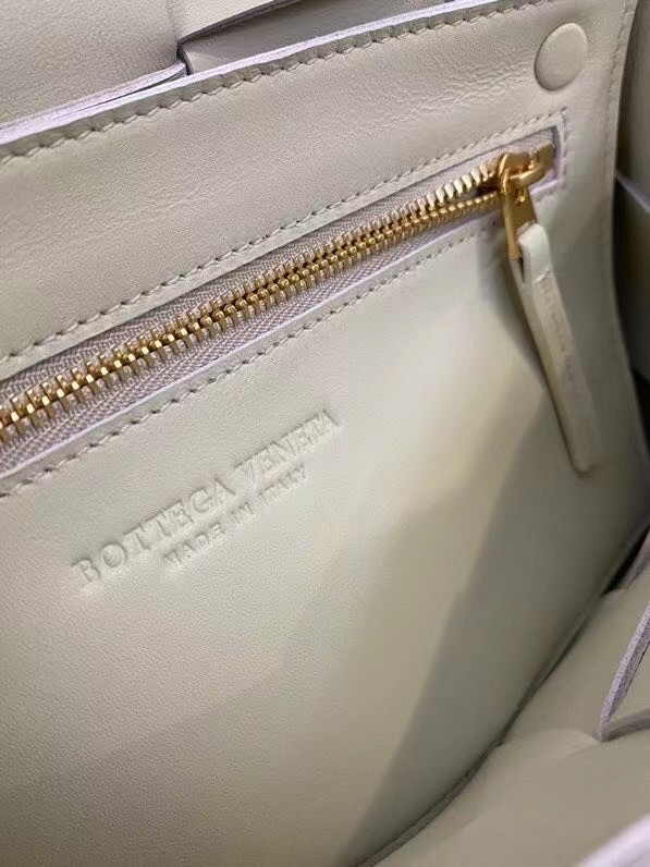 bo*te*ga Ve*ne*ta cassette bag in white grained leather