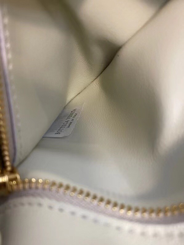 bo*te*ga Ve*ne*ta cassette bag in white grained leather