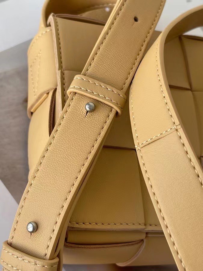 bo*te*ga Ve*ne*ta cassett bag in beige intrecciato lambskin