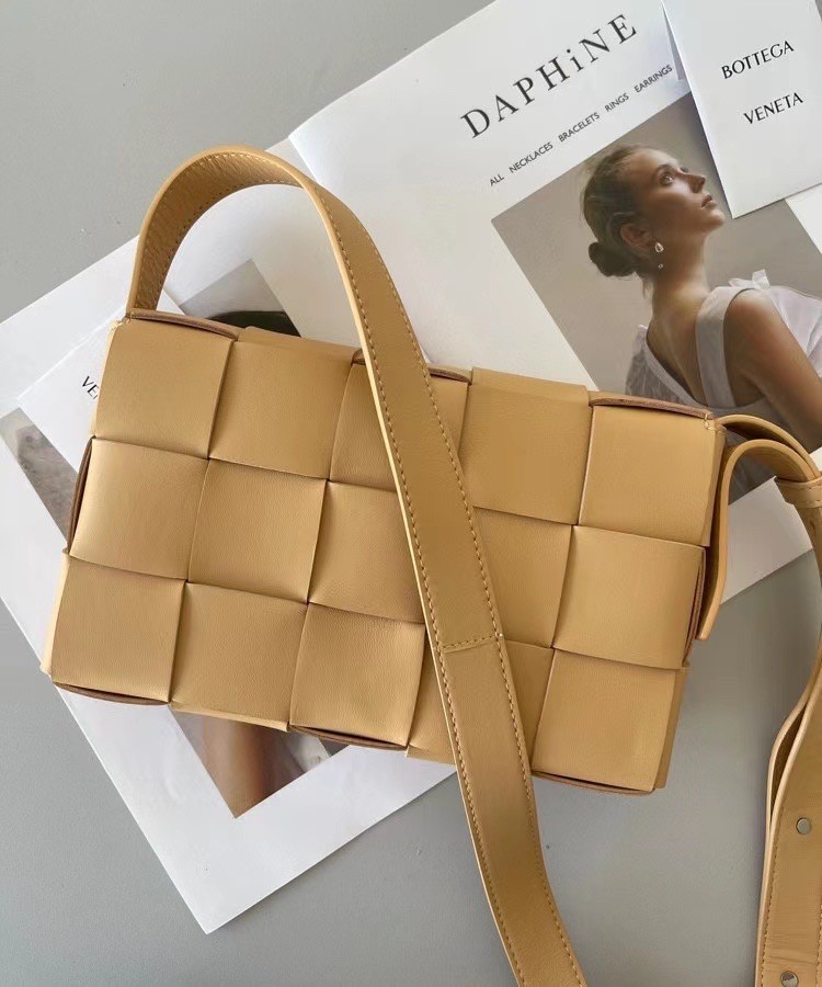 bo*te*ga Ve*ne*ta cassett bag in beige intrecciato lambskin