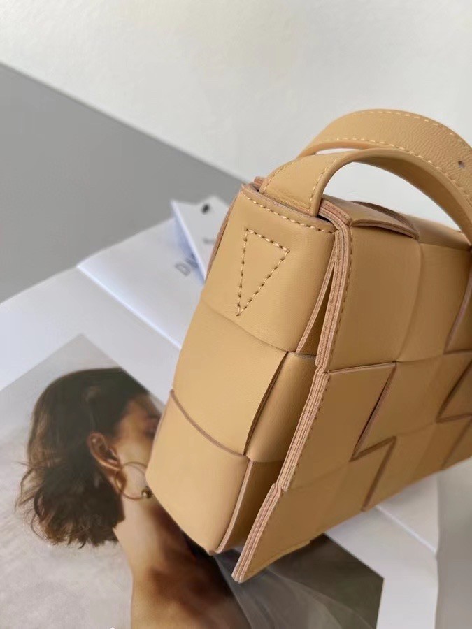 bo*te*ga Ve*ne*ta cassett bag in beige intrecciato lambskin
