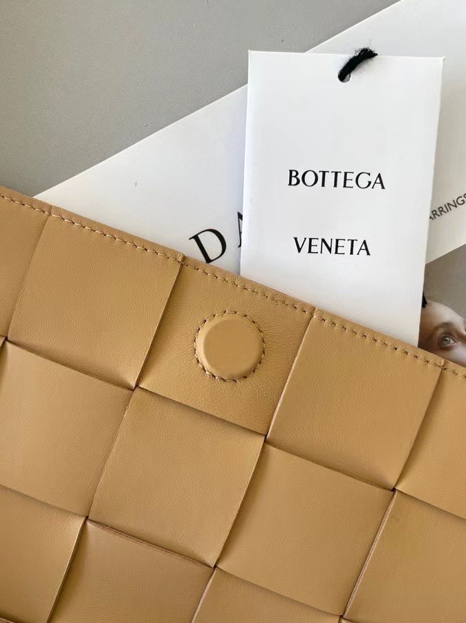 bo*te*ga Ve*ne*ta cassett bag in beige intrecciato lambskin