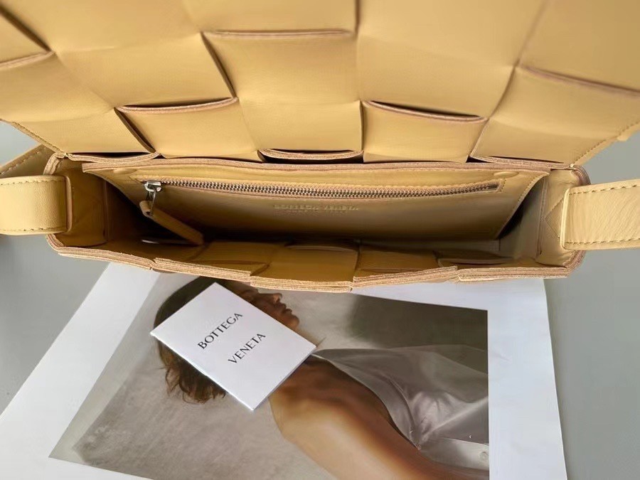 bo*te*ga Ve*ne*ta cassett bag in beige intrecciato lambskin