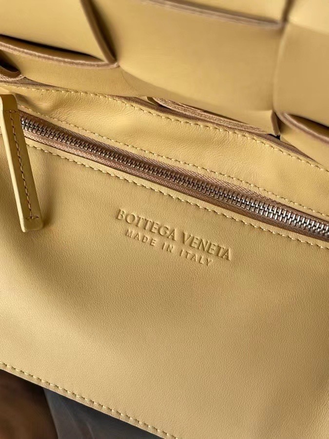 bo*te*ga Ve*ne*ta cassett bag in beige intrecciato lambskin