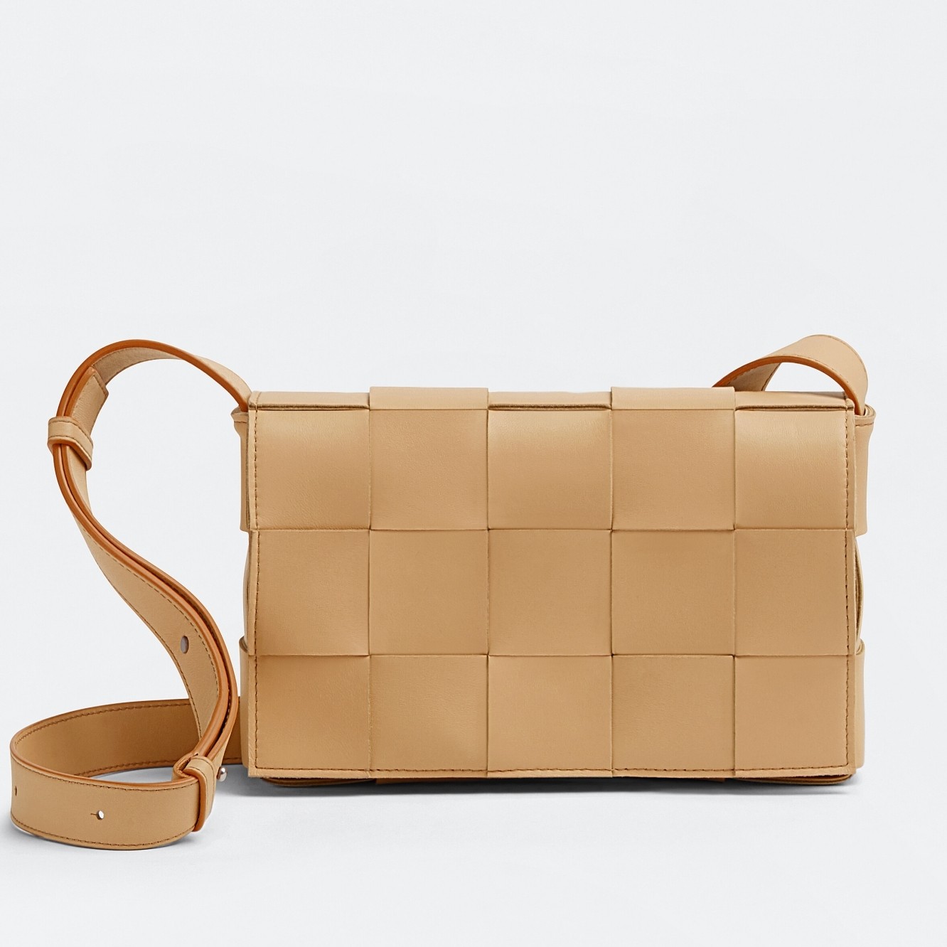 bo*te*ga Ve*ne*ta cassett bag in beige intrecciato lambskin