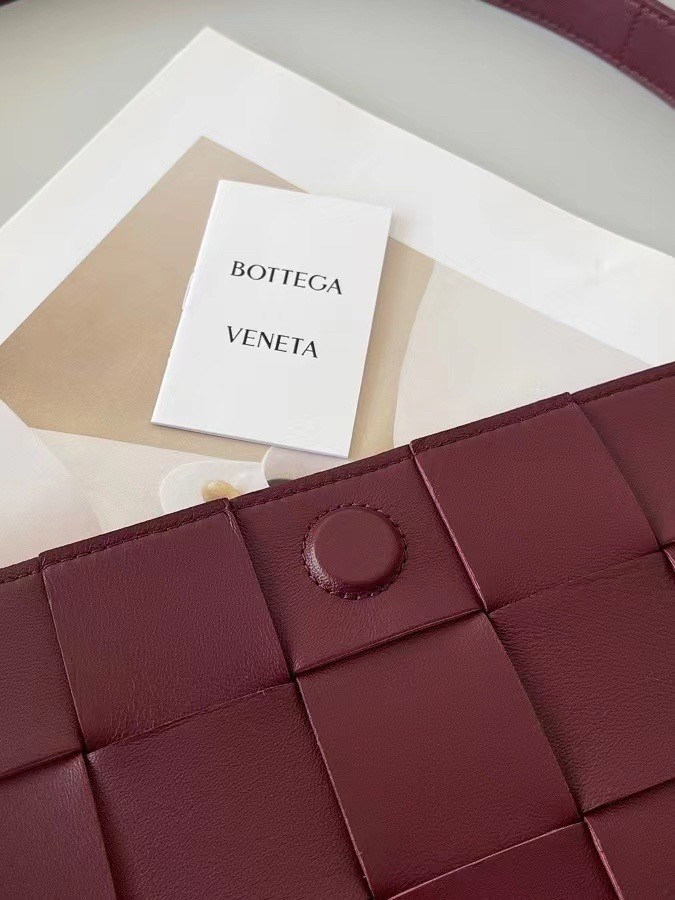 bo*te*ga Ve*ne*ta cassett bag in bordeaux intrecciato lambskin