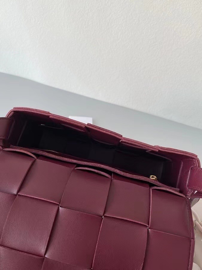bo*te*ga Ve*ne*ta cassett bag in bordeaux intrecciato lambskin