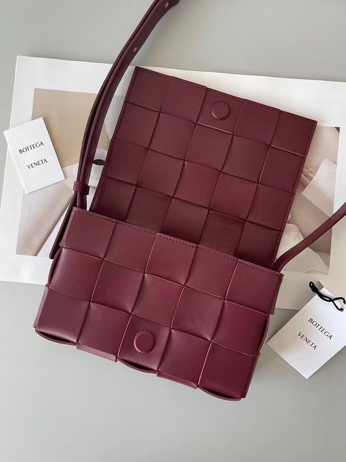 bo*te*ga Ve*ne*ta cassett bag in bordeaux intrecciato lambskin