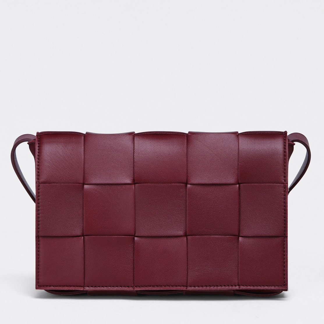 bo*te*ga Ve*ne*ta cassett bag in bordeaux intrecciato lambskin