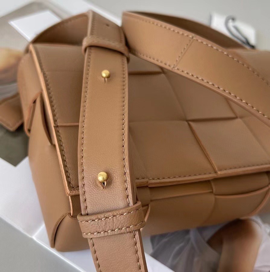 bo*te*ga Ve*ne*ta cassett bag in caramel intrecciato lambskin