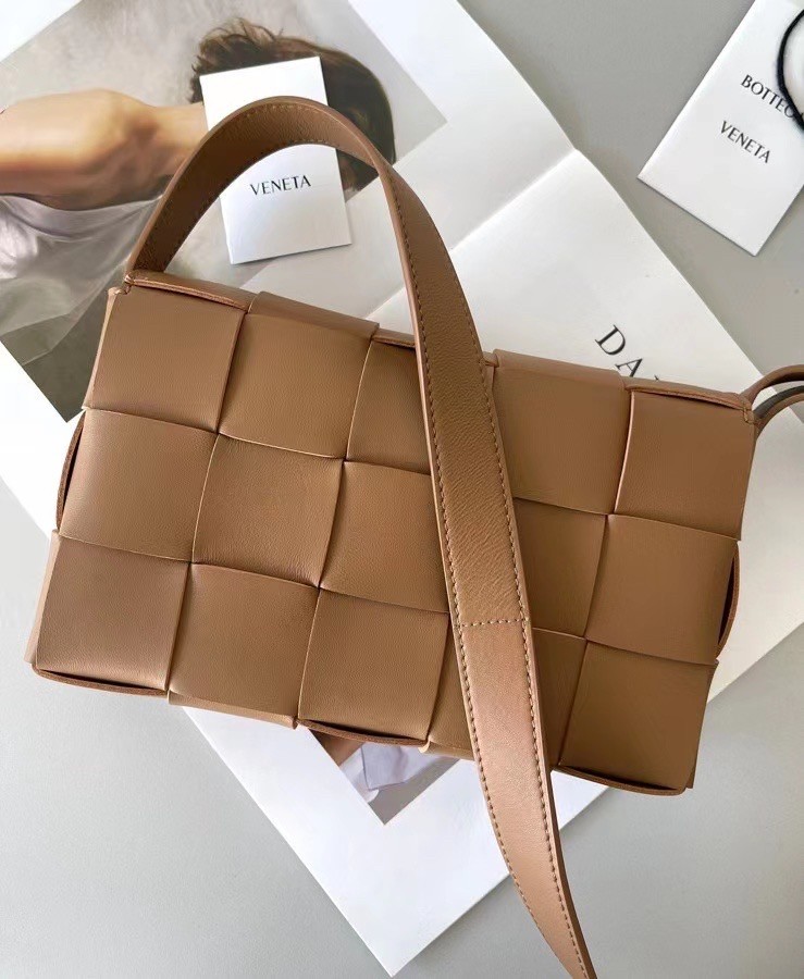 bo*te*ga Ve*ne*ta cassett bag in caramel intrecciato lambskin
