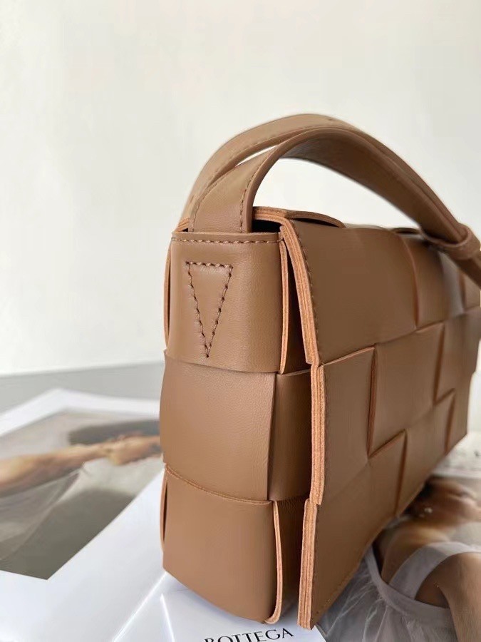 bo*te*ga Ve*ne*ta cassett bag in caramel intrecciato lambskin