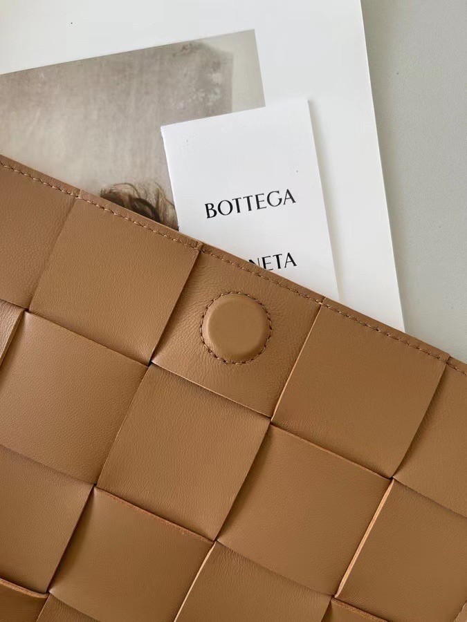 bo*te*ga Ve*ne*ta cassett bag in caramel intrecciato lambskin