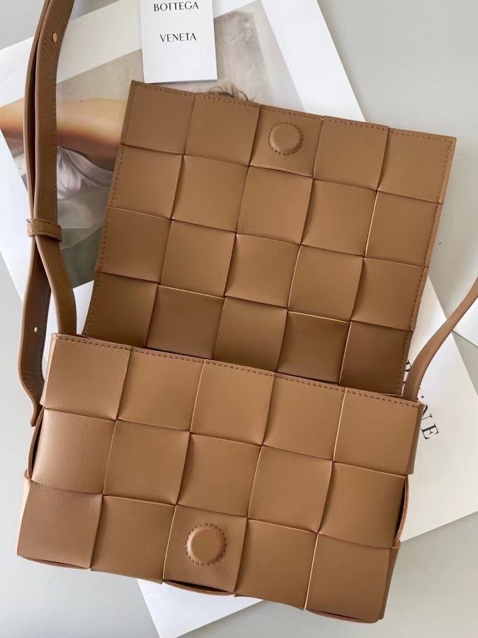 bo*te*ga Ve*ne*ta cassett bag in caramel intrecciato lambskin