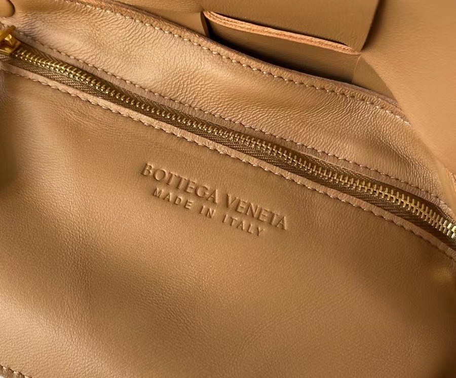 bo*te*ga Ve*ne*ta cassett bag in caramel intrecciato lambskin