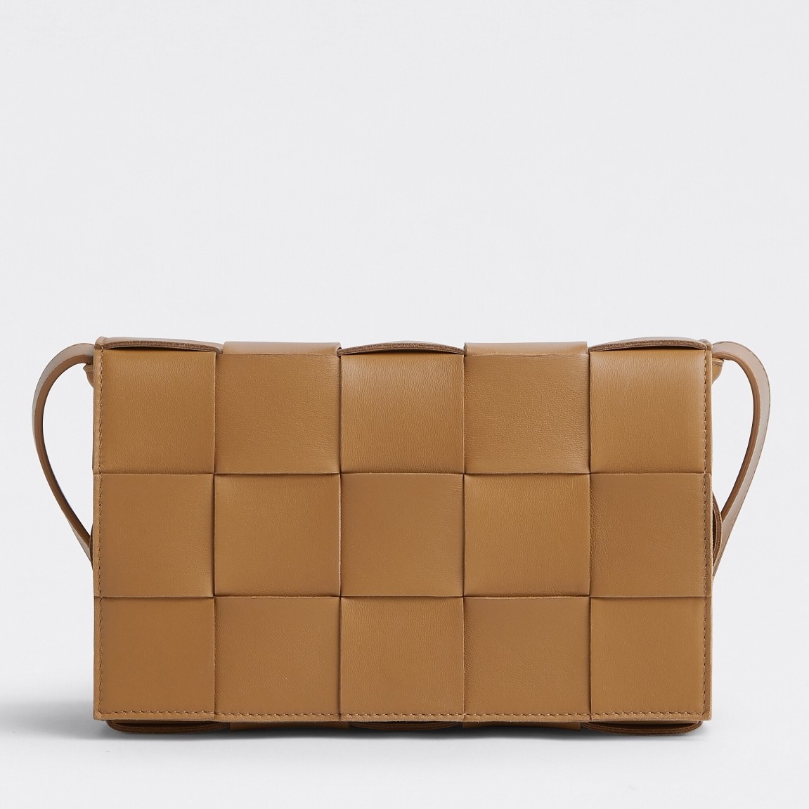 bo*te*ga Ve*ne*ta cassett bag in caramel intrecciato lambskin