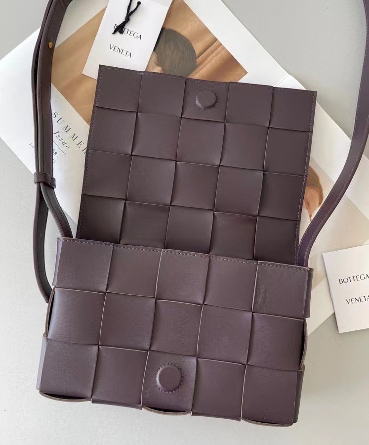 bo*te*ga Ve*ne*ta cassett bag in fondant intrecciato lambskin