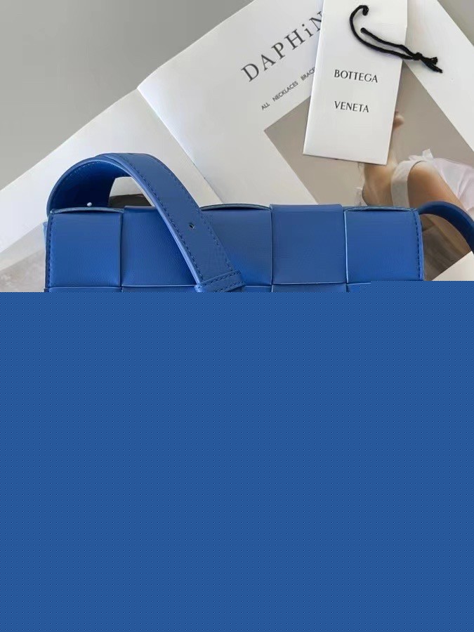 bo*te*ga Ve*ne*ta cassett bag in blue intrecciato lambskin