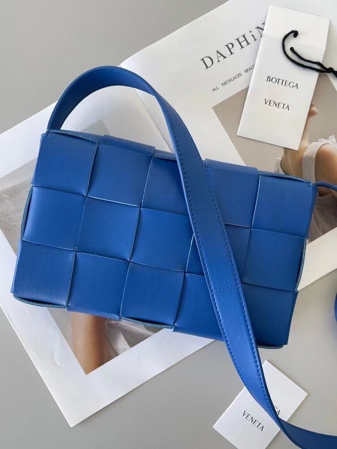 bo*te*ga Ve*ne*ta cassett bag in blue intrecciato lambskin