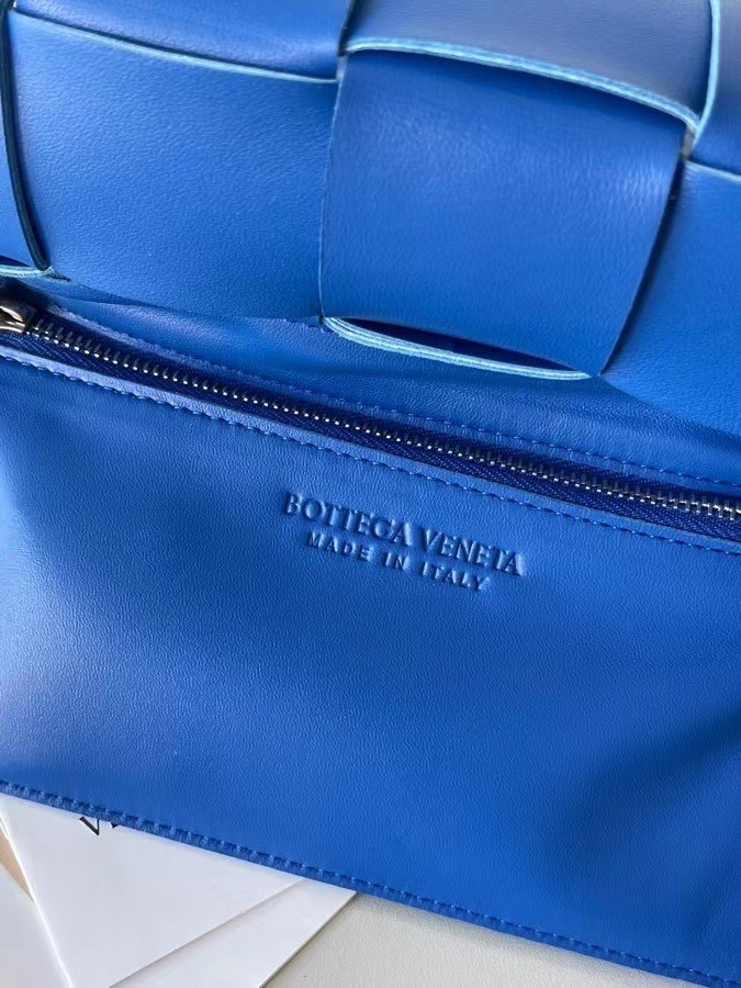 bo*te*ga Ve*ne*ta cassett bag in blue intrecciato lambskin