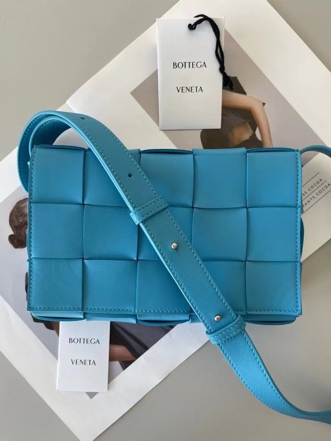 bo*te*ga Ve*ne*ta cassett bag in mallard intrecciato lambskin