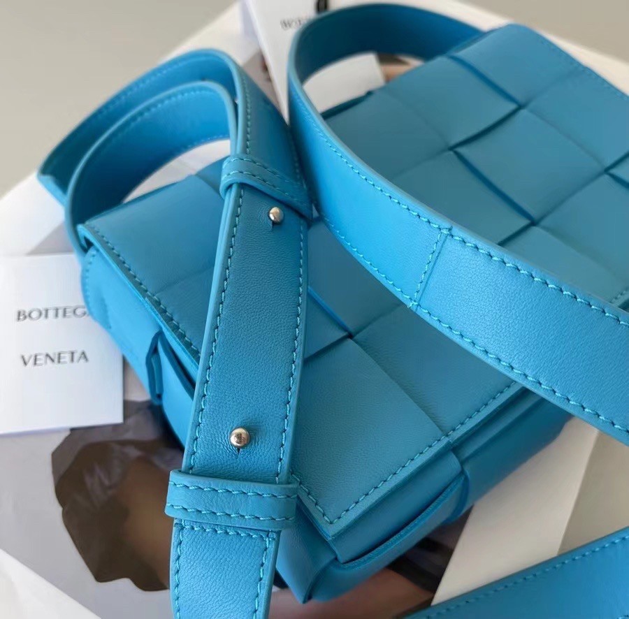 bo*te*ga Ve*ne*ta cassett bag in mallard intrecciato lambskin