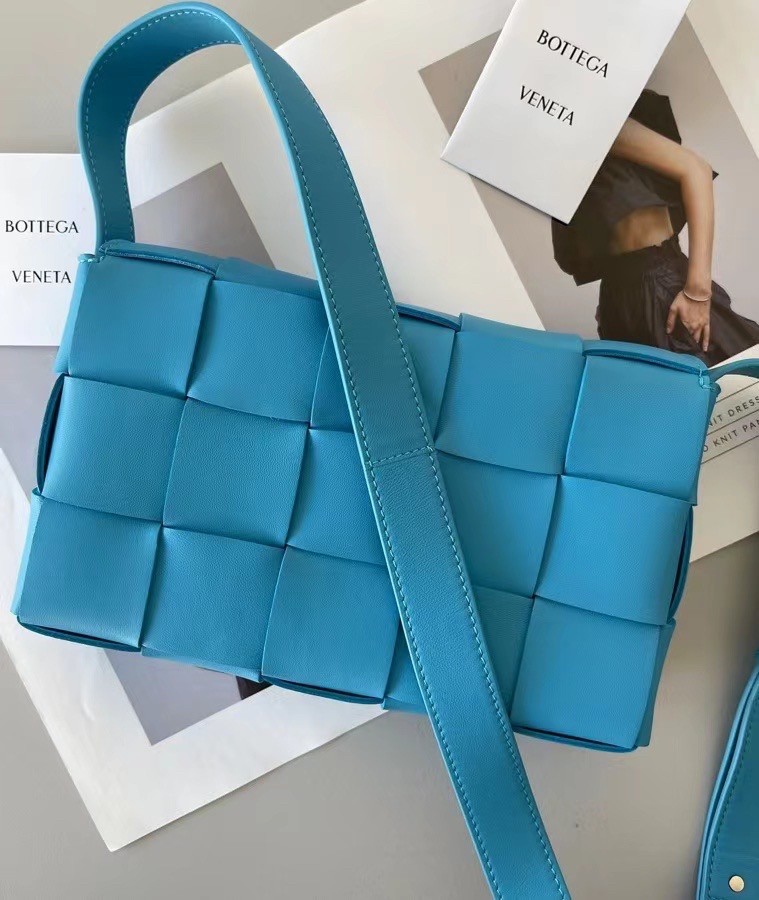 bo*te*ga Ve*ne*ta cassett bag in mallard intrecciato lambskin