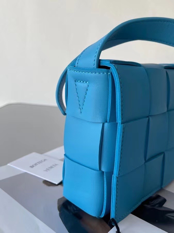 bo*te*ga Ve*ne*ta cassett bag in mallard intrecciato lambskin