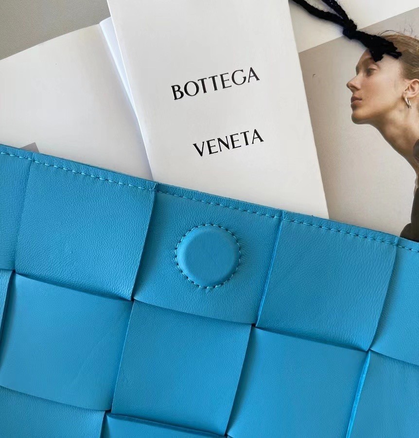 bo*te*ga Ve*ne*ta cassett bag in mallard intrecciato lambskin