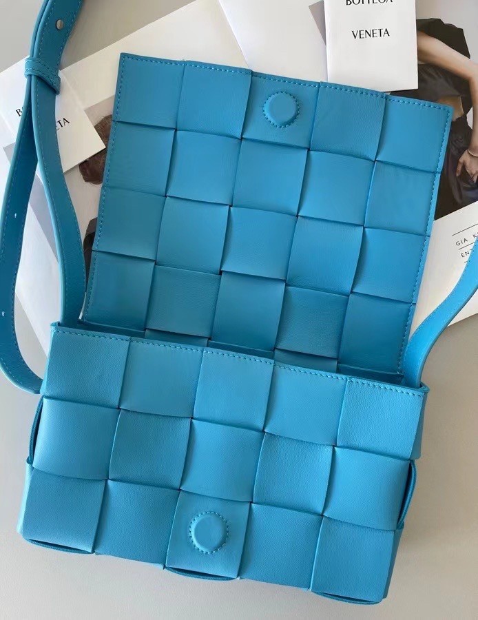 bo*te*ga Ve*ne*ta cassett bag in mallard intrecciato lambskin