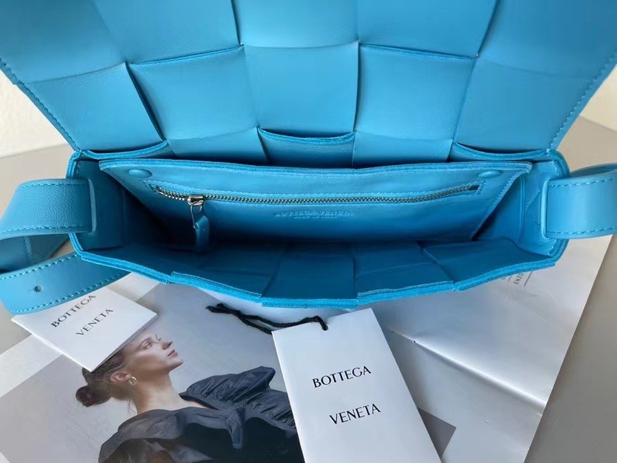 bo*te*ga Ve*ne*ta cassett bag in mallard intrecciato lambskin