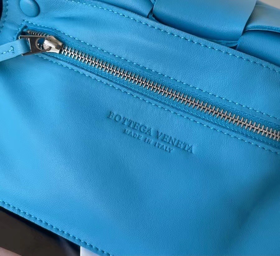 bo*te*ga Ve*ne*ta cassett bag in mallard intrecciato lambskin